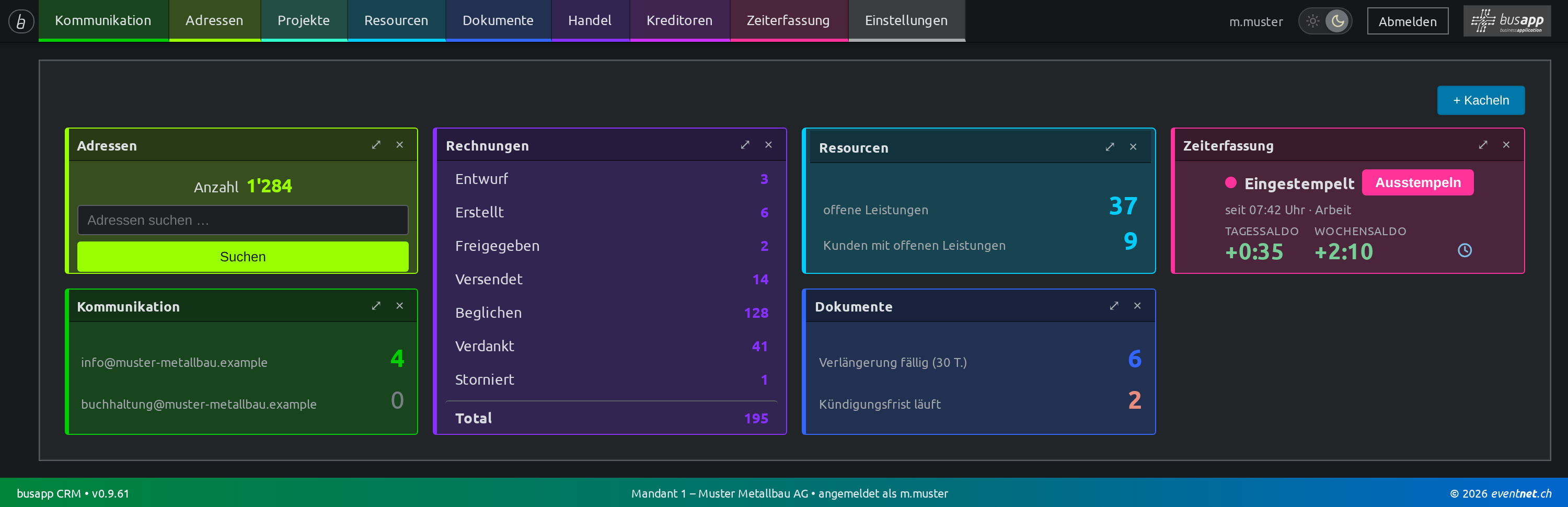 Das busapp-Dashboard in der dunklen Fassung: farbcodierte Hauptmenüs in der Kopfleiste, darunter frei angeordnete Kacheln für Adressen, Rechnungen, Resourcen, Zeiterfassung, Kommunikation und Dokumente.