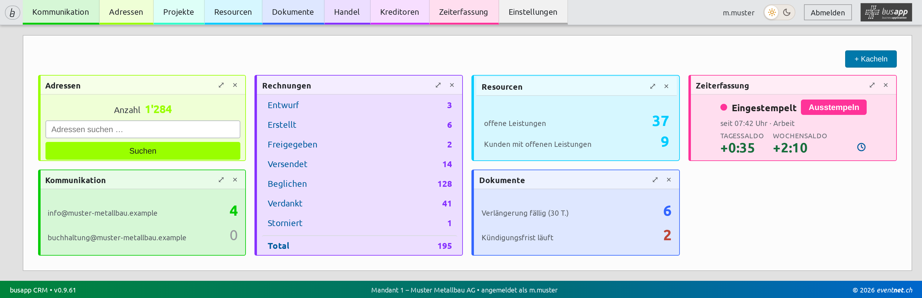 Dasselbe Dashboard in der hellen Fassung: farbcodierte Hauptmenüs in der Kopfleiste, darunter frei angeordnete Kacheln für Adressen, Rechnungen, Resourcen, Zeiterfassung, Kommunikation und Dokumente.